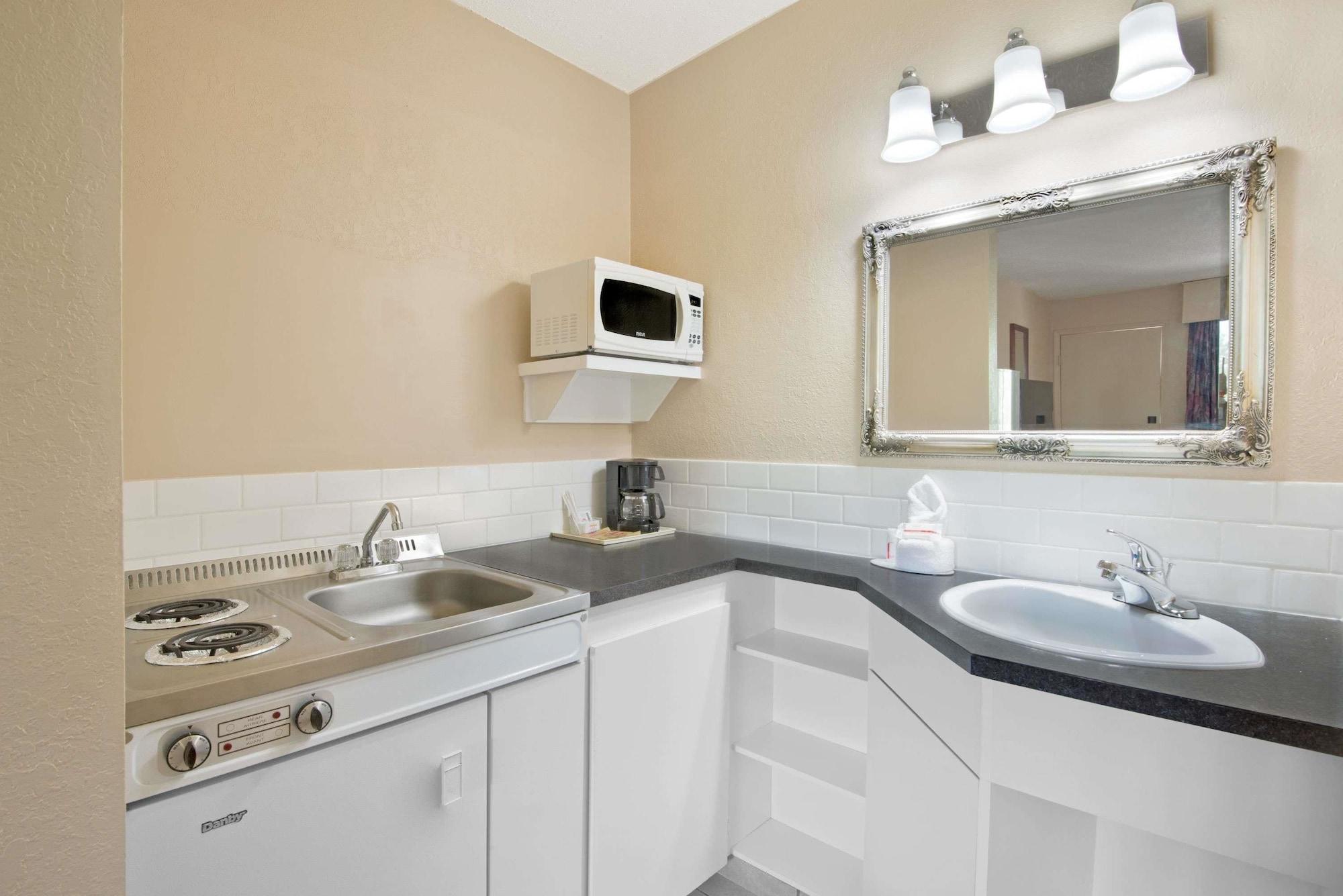 Howard Johnson By Wyndham Red Deer Penhold Exterior foto