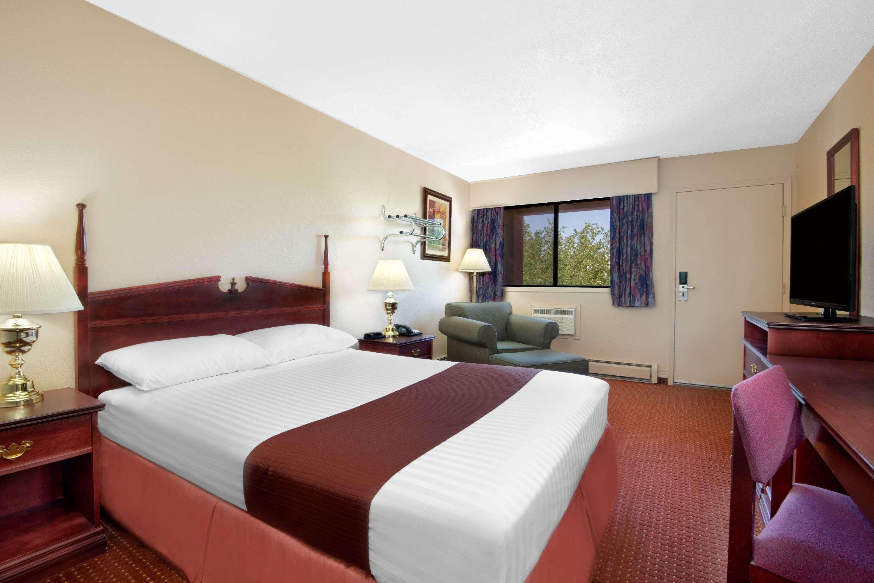 Howard Johnson By Wyndham Red Deer Penhold Exterior foto