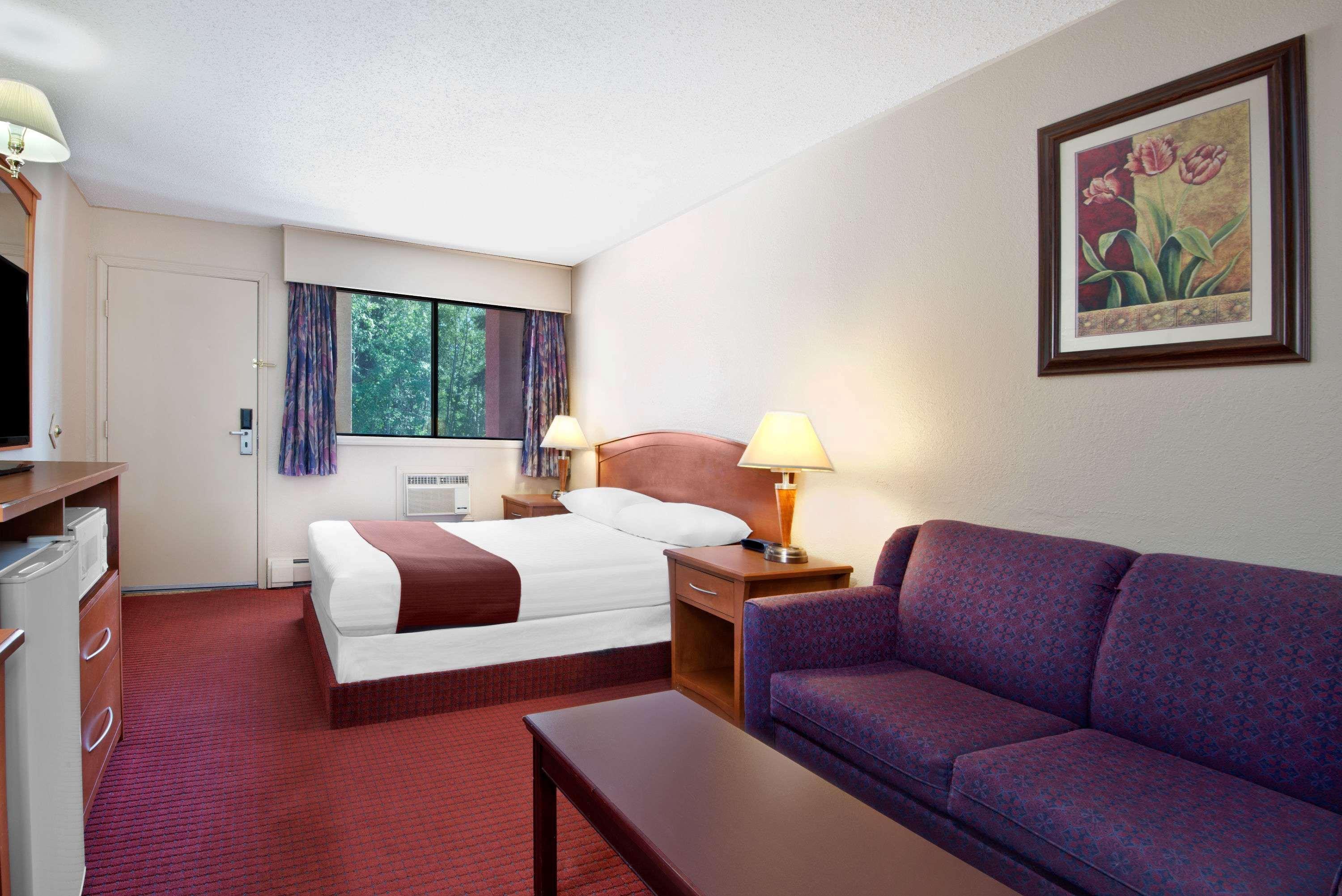 Howard Johnson By Wyndham Red Deer Penhold Exterior foto