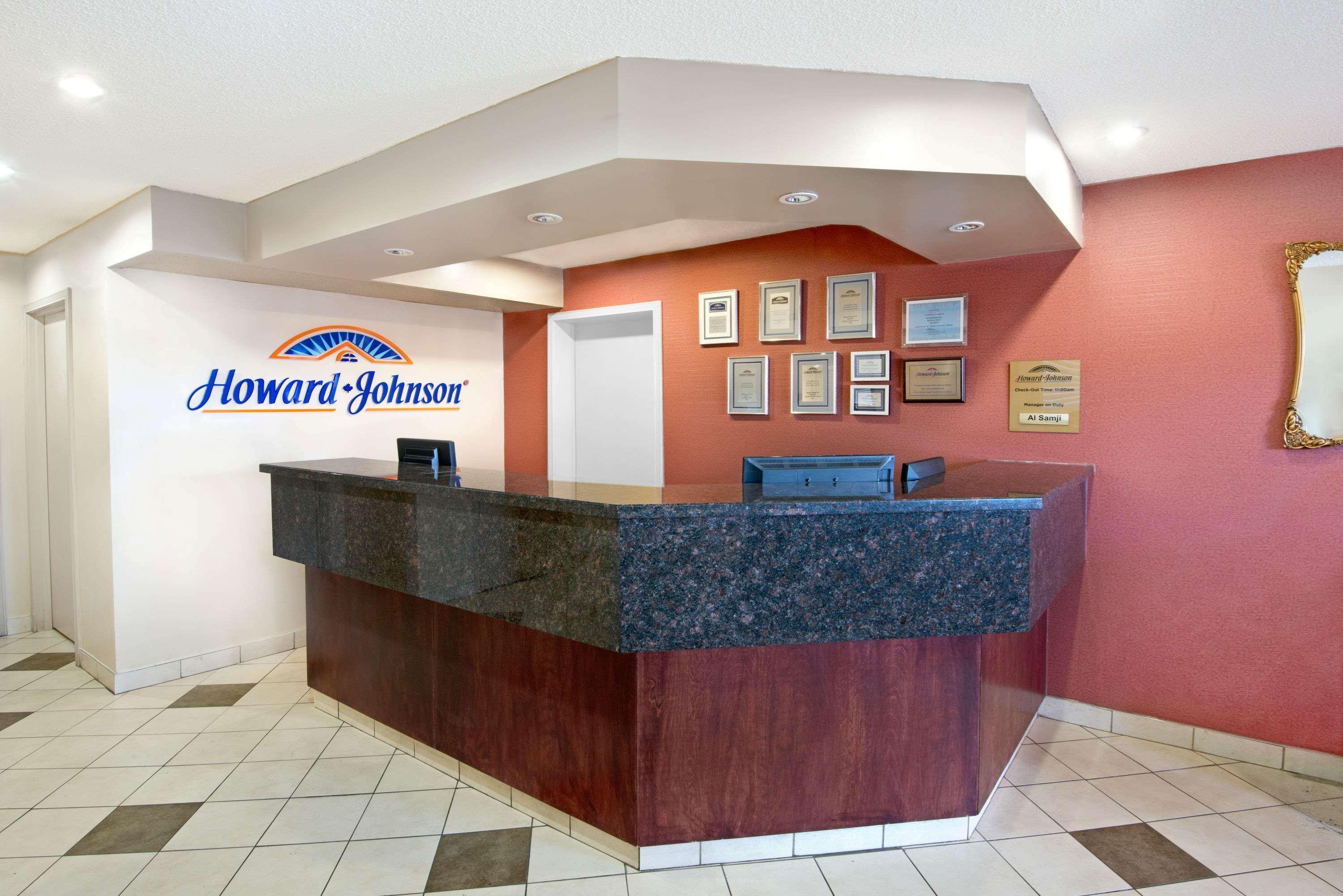 Howard Johnson By Wyndham Red Deer Penhold Exterior foto