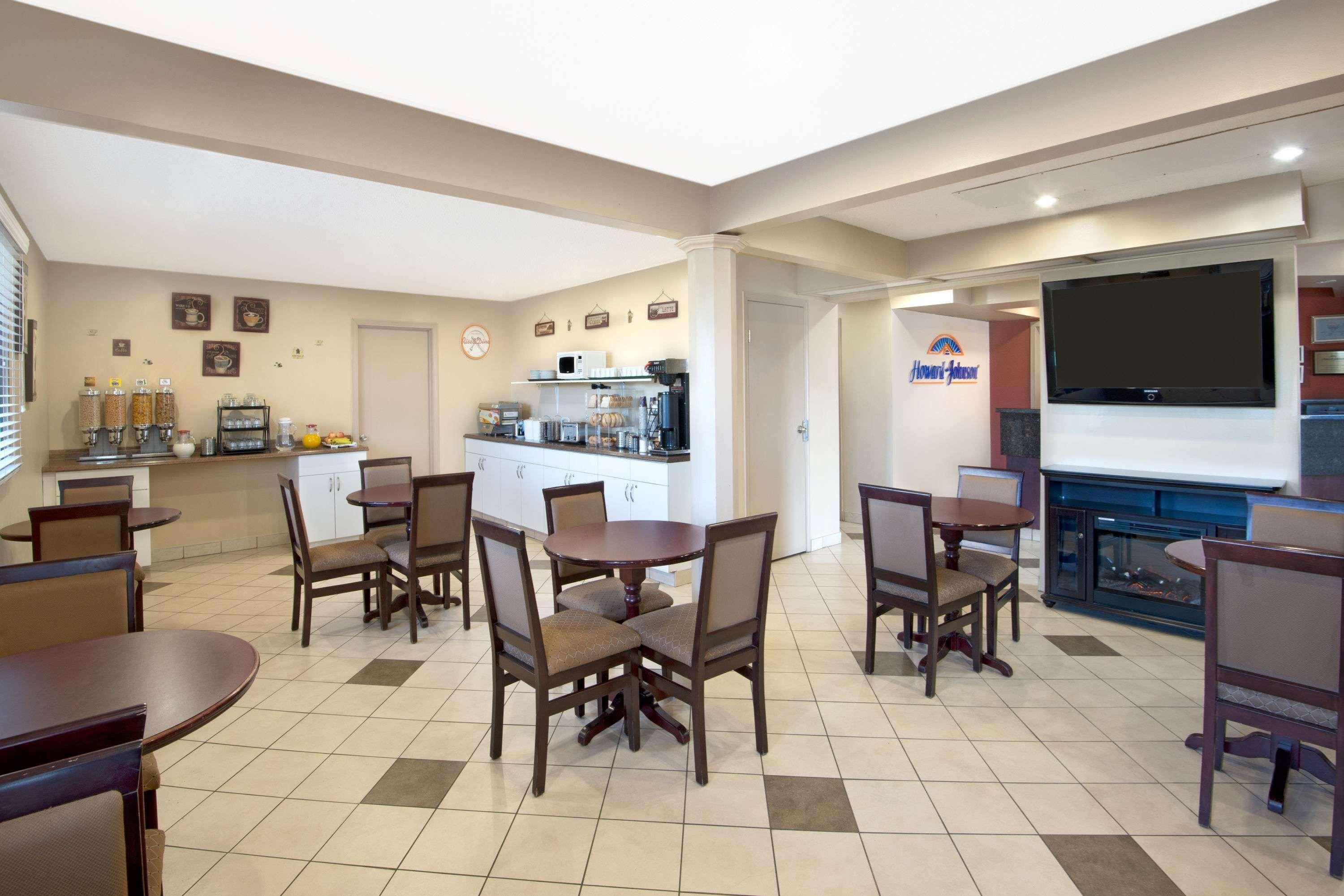Howard Johnson By Wyndham Red Deer Penhold Exterior foto
