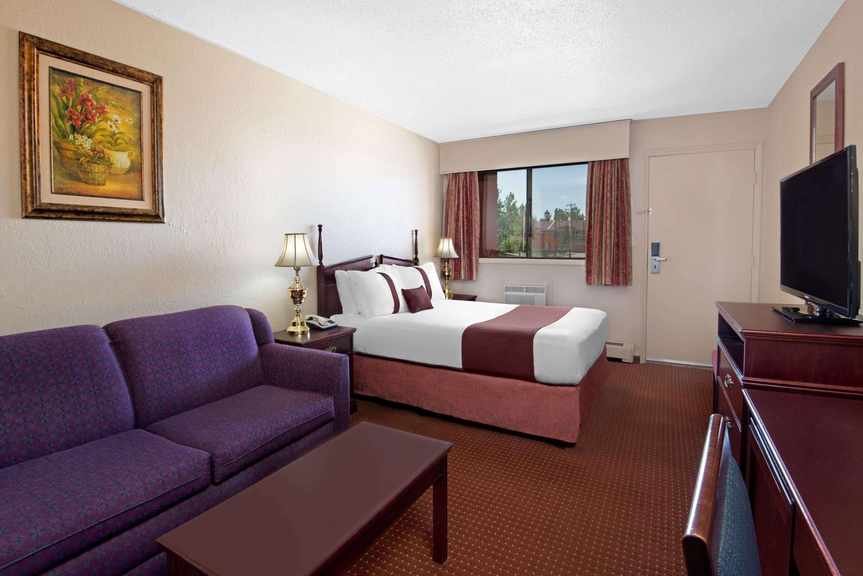 Howard Johnson By Wyndham Red Deer Penhold Exterior foto