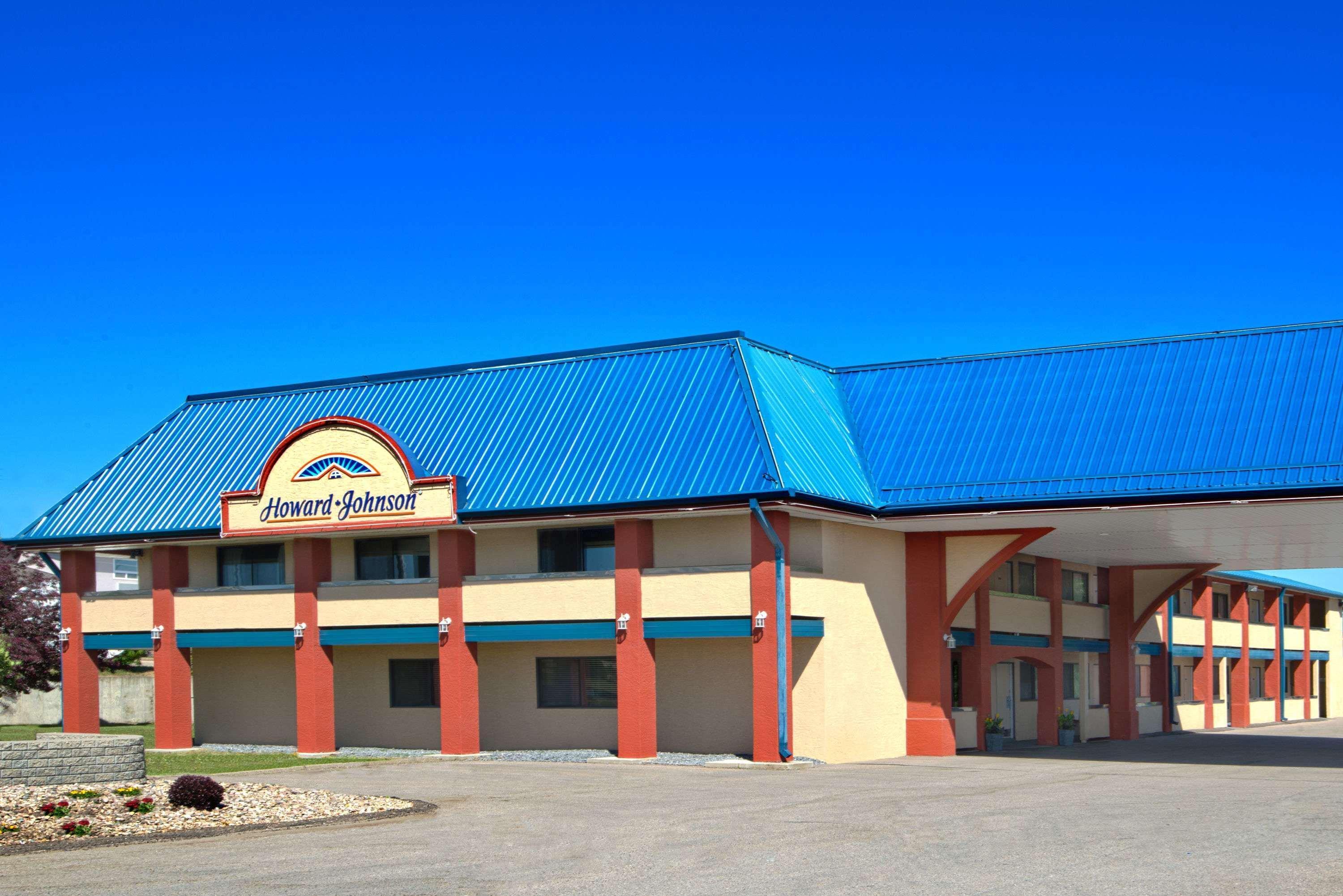 Howard Johnson By Wyndham Red Deer Penhold Exterior foto