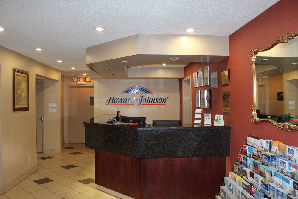 Howard Johnson By Wyndham Red Deer Penhold Exterior foto