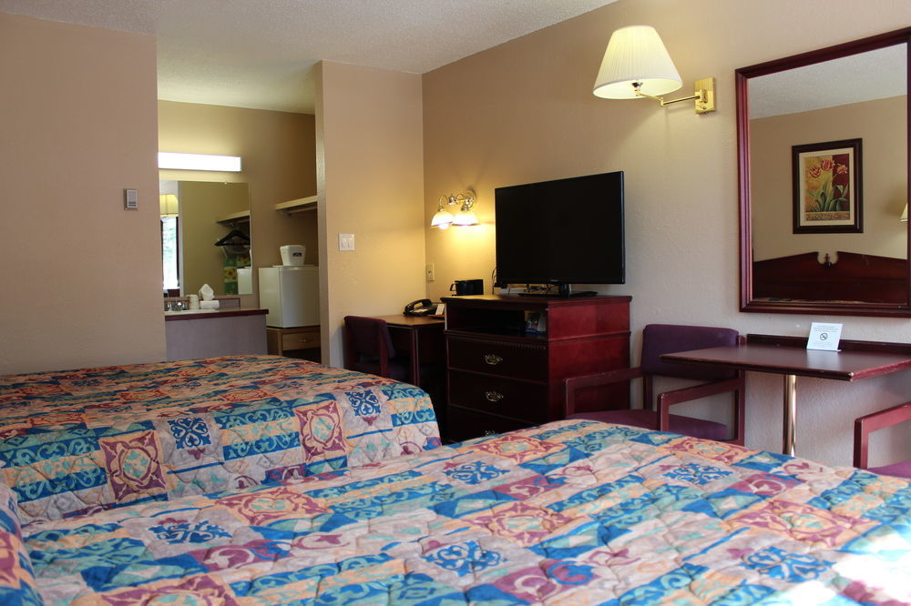 Howard Johnson By Wyndham Red Deer Penhold Exterior foto