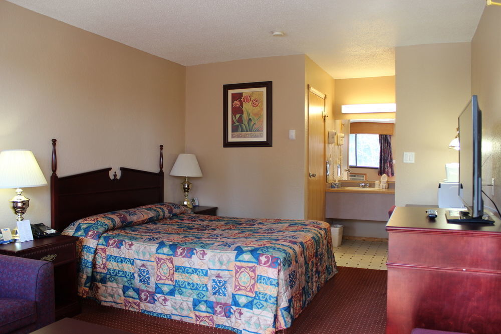 Howard Johnson By Wyndham Red Deer Penhold Exterior foto