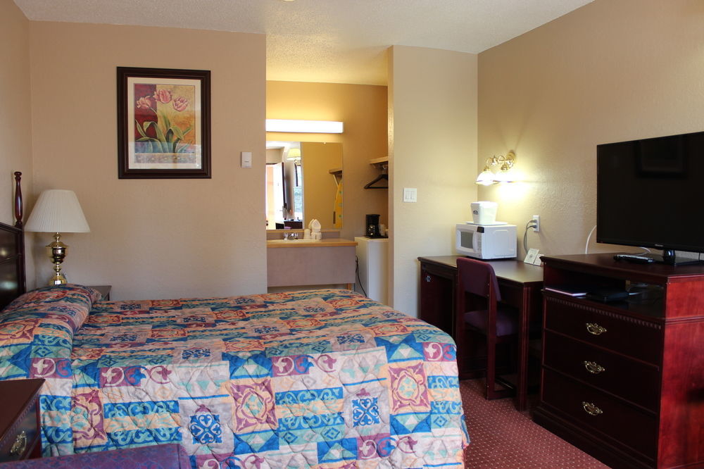 Howard Johnson By Wyndham Red Deer Penhold Exterior foto