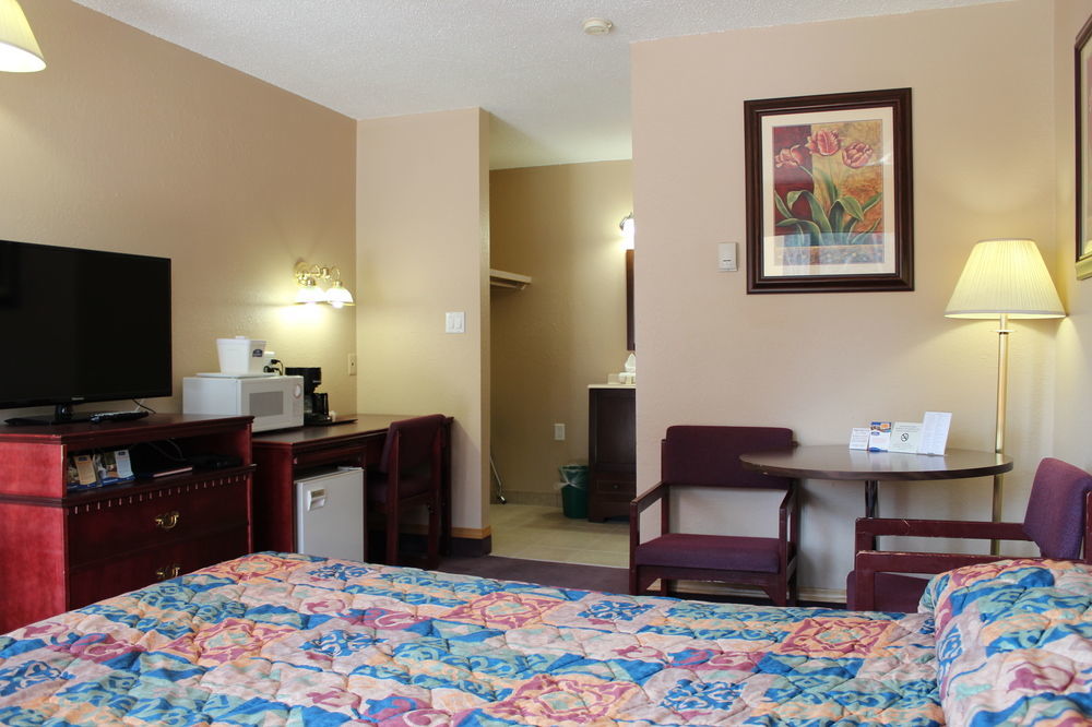 Howard Johnson By Wyndham Red Deer Penhold Exterior foto