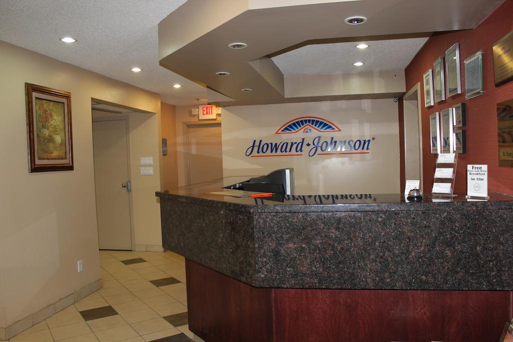 Howard Johnson By Wyndham Red Deer Penhold Exterior foto