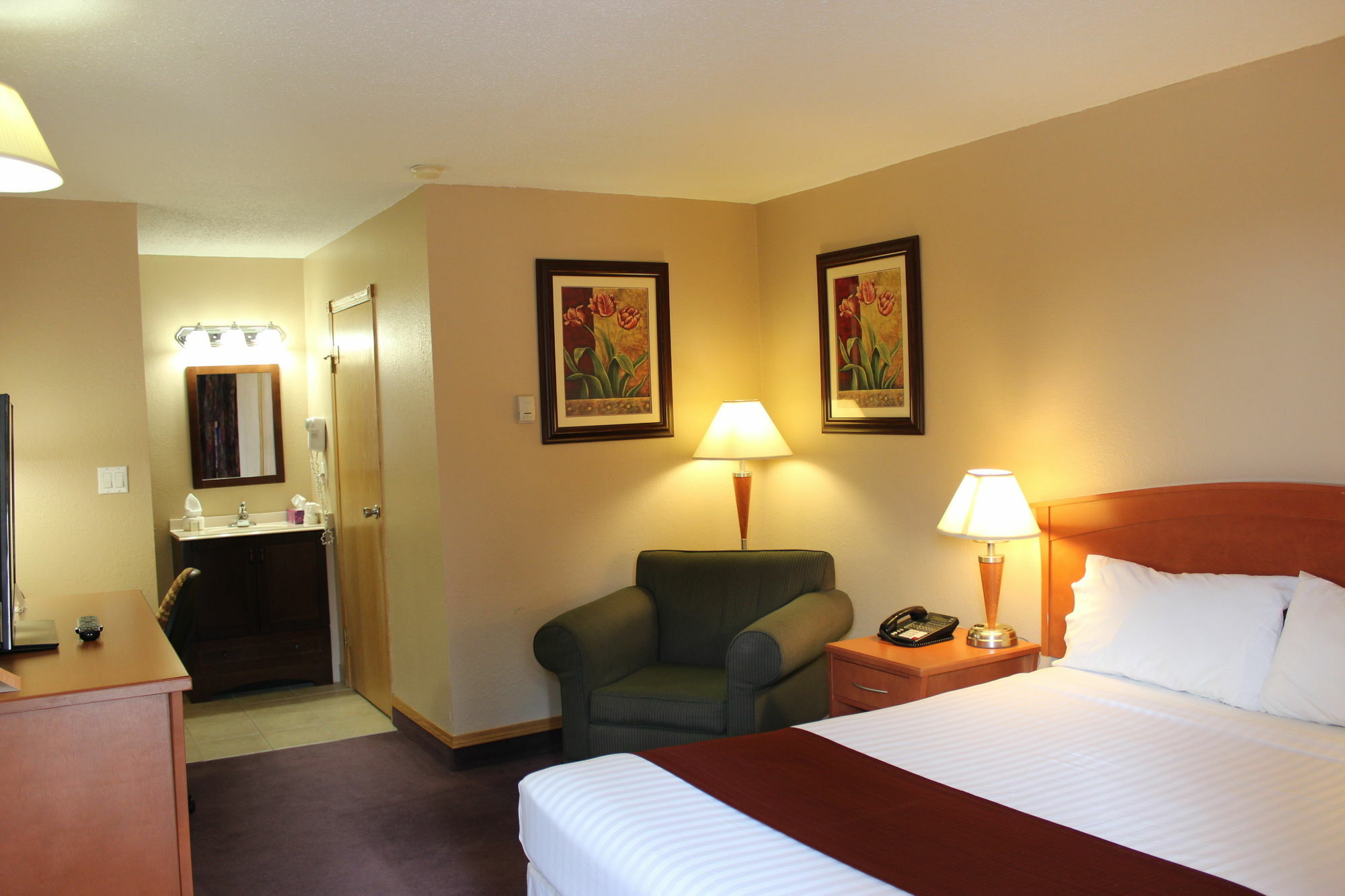 Howard Johnson By Wyndham Red Deer Penhold Exterior foto